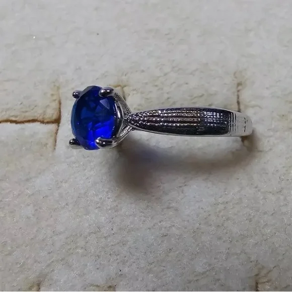 BEAUTIFUL VINTAGE SILVER TONE BLUE RHINESTONE RING SIZE 8 - Picture 2 of 6